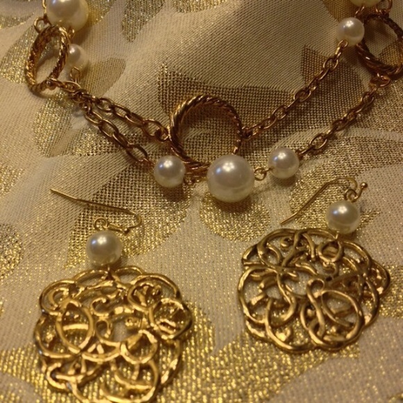 Jewelry - 💥HOST PICK💥Gold and pearl necklace and earrings.