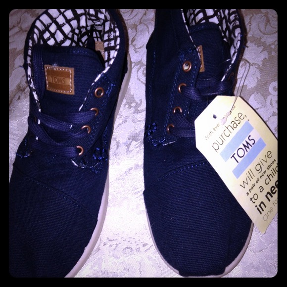Toms Navy blue Botas brand new with tags attached!