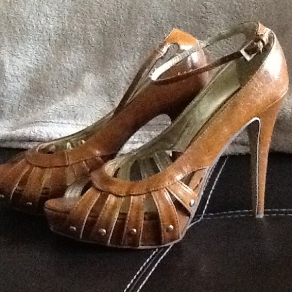 Size 8.5 women's camel studded platform heels