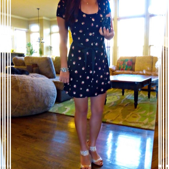 Topshop Dresses & Skirts - TOPSHOP black jersey flower dress EUC