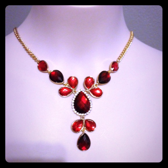 🔴SALE🔴Red Tone Teardrop Pendant Necklace