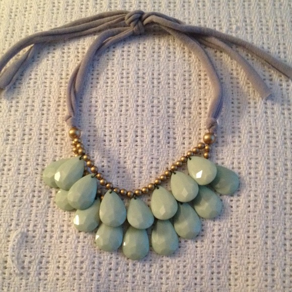 Jewelry - Mint tiered necklace