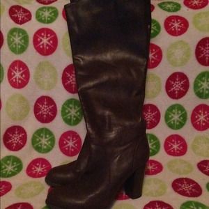 Size 10 brown leather zip up boots!