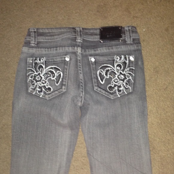 Red rivet - Picture 2 of 3