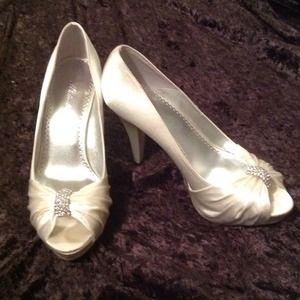 👰 Ivory satin heels