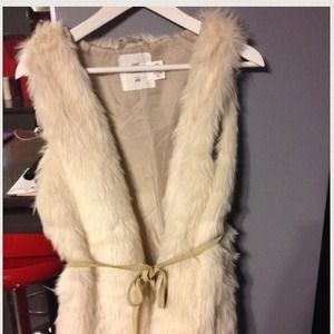 H&M White Faux Fur Vest🎯reserved