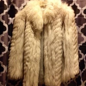 Saga blue fox fur. Size S/M. Good conditions.