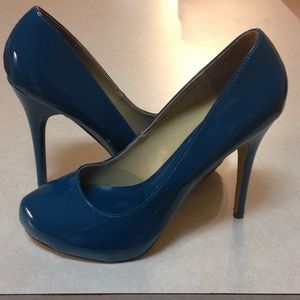 8.5 Teal pumps by Michael Antonio