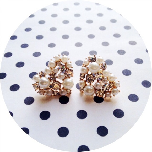 ❌SOLD in Bundle Heart Shape Stud Earrings.