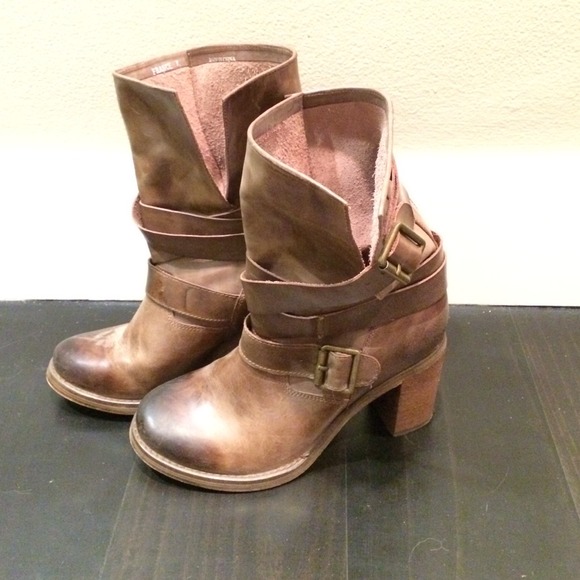 *** sold *** Distressed brown Boots 7