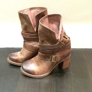 *** sold *** Distressed brown Boots 7