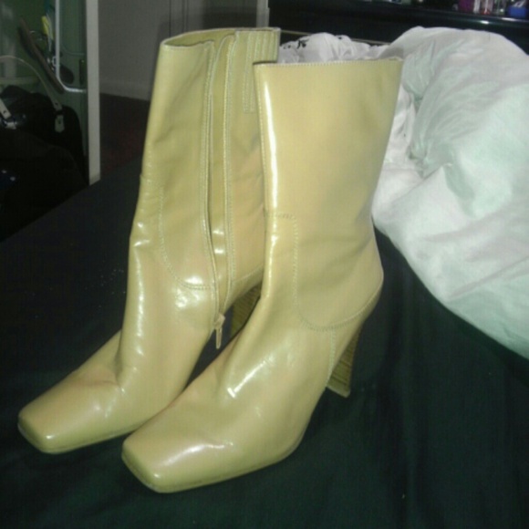 SOLD Camel colored ankle boots. Leather.