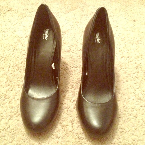 Classic black heel