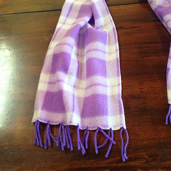 ❗️🚫SOLD❗️Sugar Plum Fleece Scarf - Picture 2 of 3