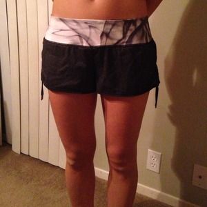 😍SOLD😍 Lulu Lemon Hot Move Shorts