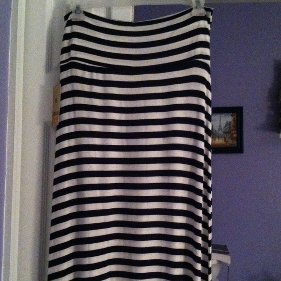 Black and white stripped maxi skirt