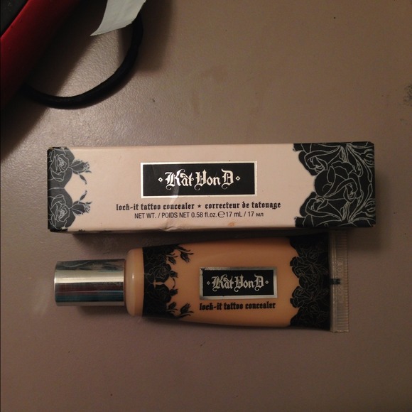 Kat Von D lock it concealer in Medium