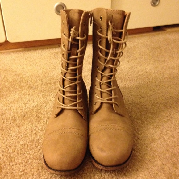 NWOT Taupe Combat boots,