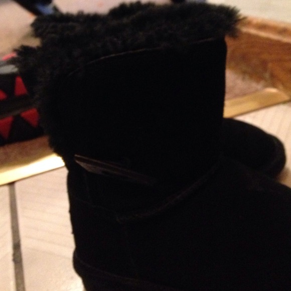 Girls bearpaw boots - Picture 1 of 3