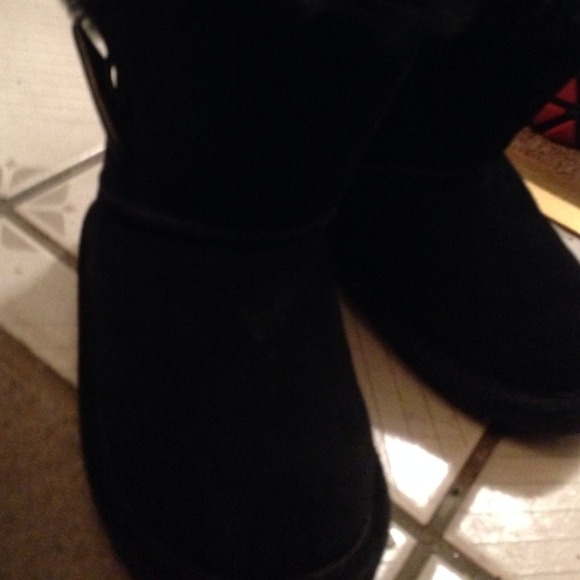 Girls bearpaw boots - Picture 2 of 3