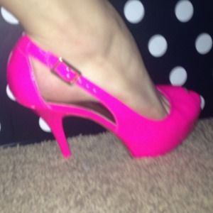 !!GUESS HOT PINK PUMP!!