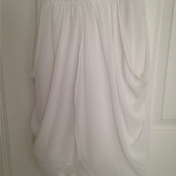 A pretty white dress for a special occasion! - Picture 3 of 4