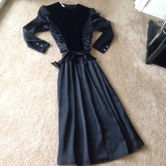 Black velvet vintage dress - Picture 2 of 7