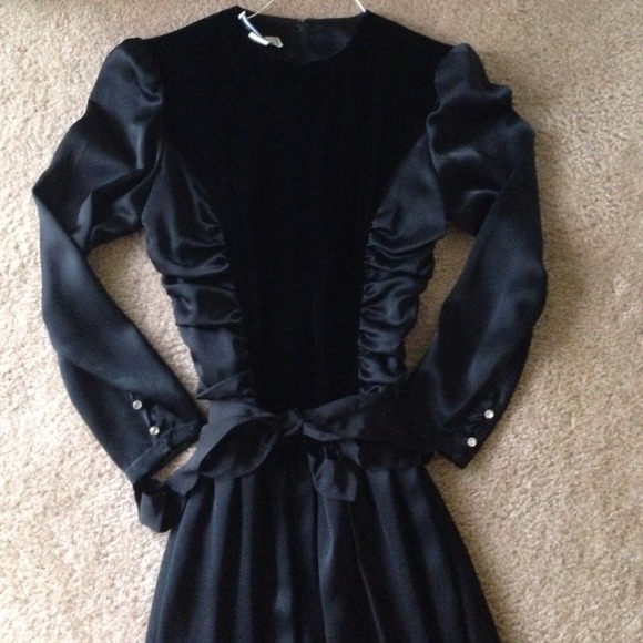 Black velvet vintage dress - Picture 3 of 7