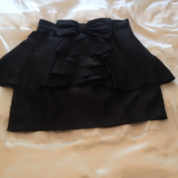 Bow front Ruffly PARTY-skirt