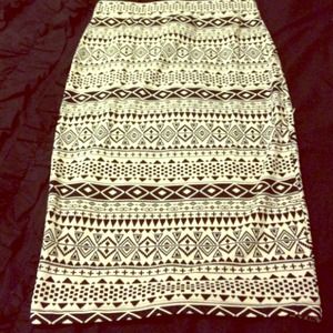 Fitted skirt.