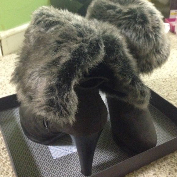 Grey high heel boots with fur and buckles - Picture 2 of 4