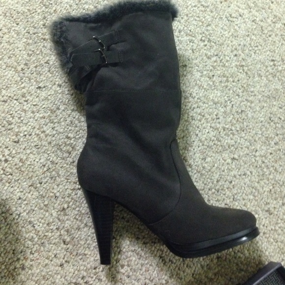 Grey high heel boots with fur and buckles - Picture 3 of 4