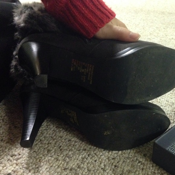 Grey high heel boots with fur and buckles - Picture 4 of 4