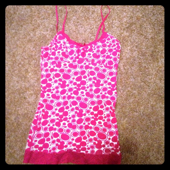 Pink and white spotted tanktop.