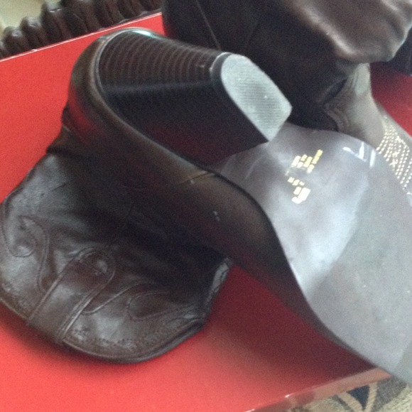 BOOTS - Picture 2 of 4