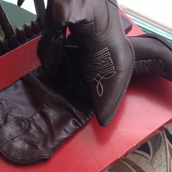 BOOTS - Picture 3 of 4