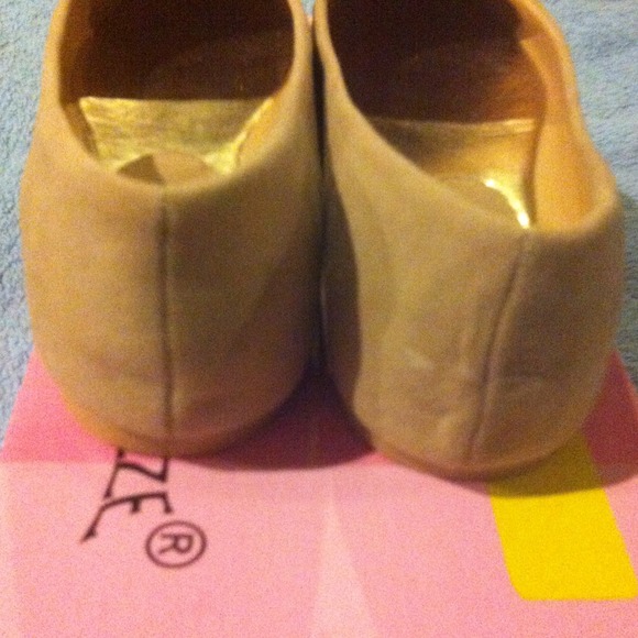 Sold💛Cute Gold and tan flats🌟size 6 - Picture 2 of 4