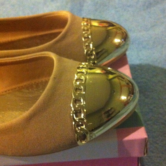 Sold💛Cute Gold and tan flats🌟size 6 - Picture 3 of 4