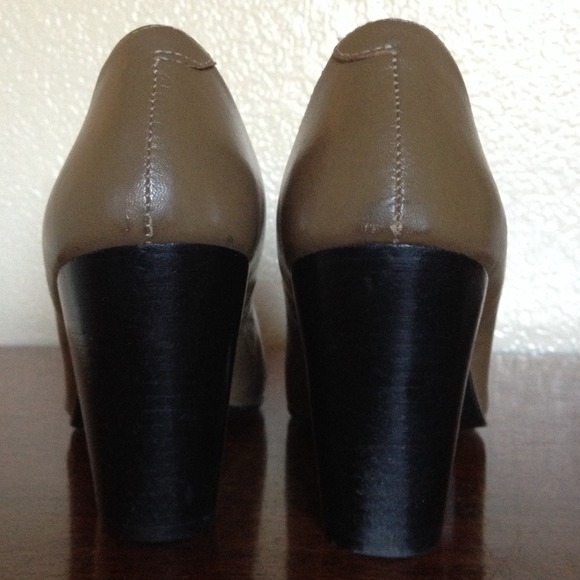 Taupe block heel pumps - Picture 2 of 3