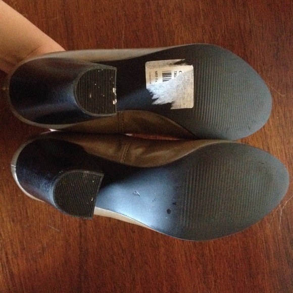 Taupe block heel pumps - Picture 3 of 3