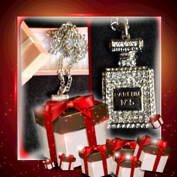 Exquisite & Beautiful Rhinestone Necklace - Picture 2 of 2