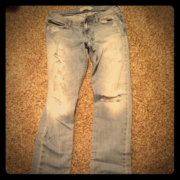 Super cute distressed skinny jeans!