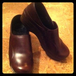 ✨SOLD✨Dansko brown clogs
