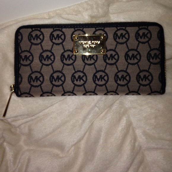 🔴TRADED🔴 Michael Kors wallet