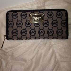🔴TRADED🔴 Michael Kors wallet