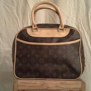 Louis Vuitton purse (not authentic)