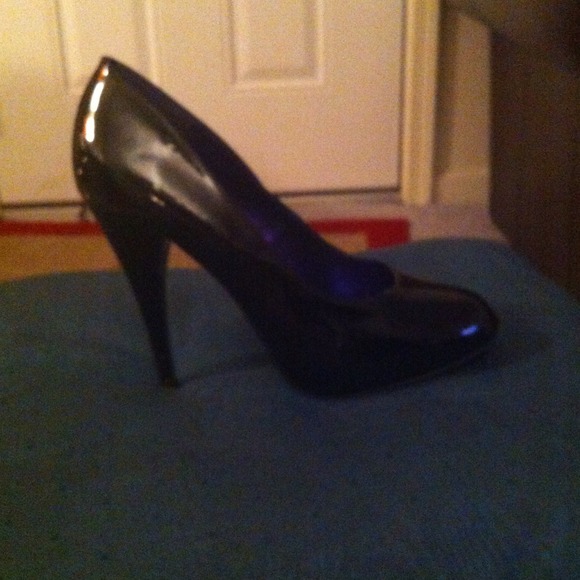 Black pumps