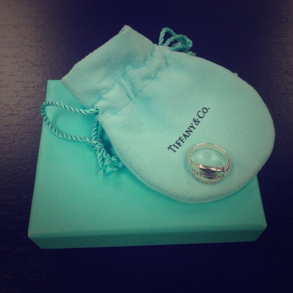 TIFFANY silver signet ring with bag and box