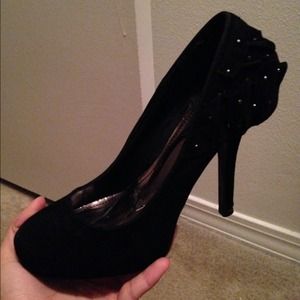 Black ruffle pumps