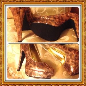 🔴 SALE was $25 JustFab Gold leopard Sequin Shoes